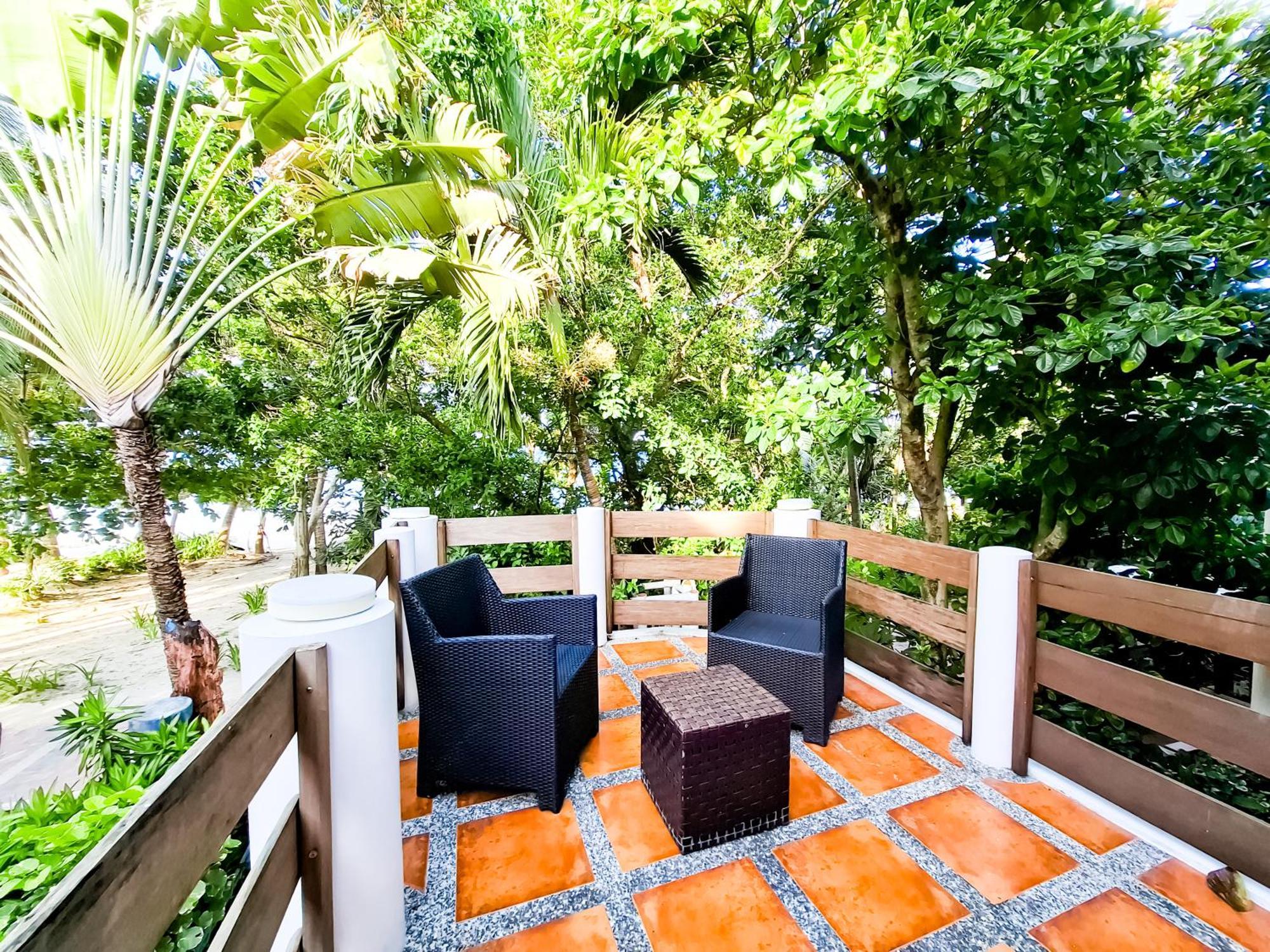 Aissatou Beach Resort Balabag  Bagian luar foto