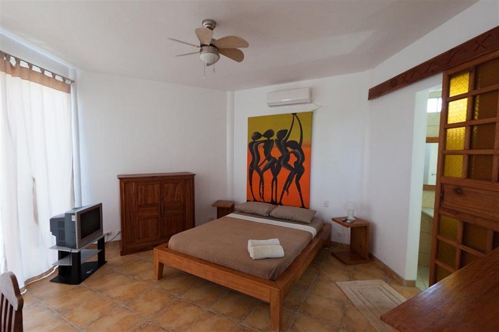Aissatou Beach Resort Balabag  Bagian luar foto