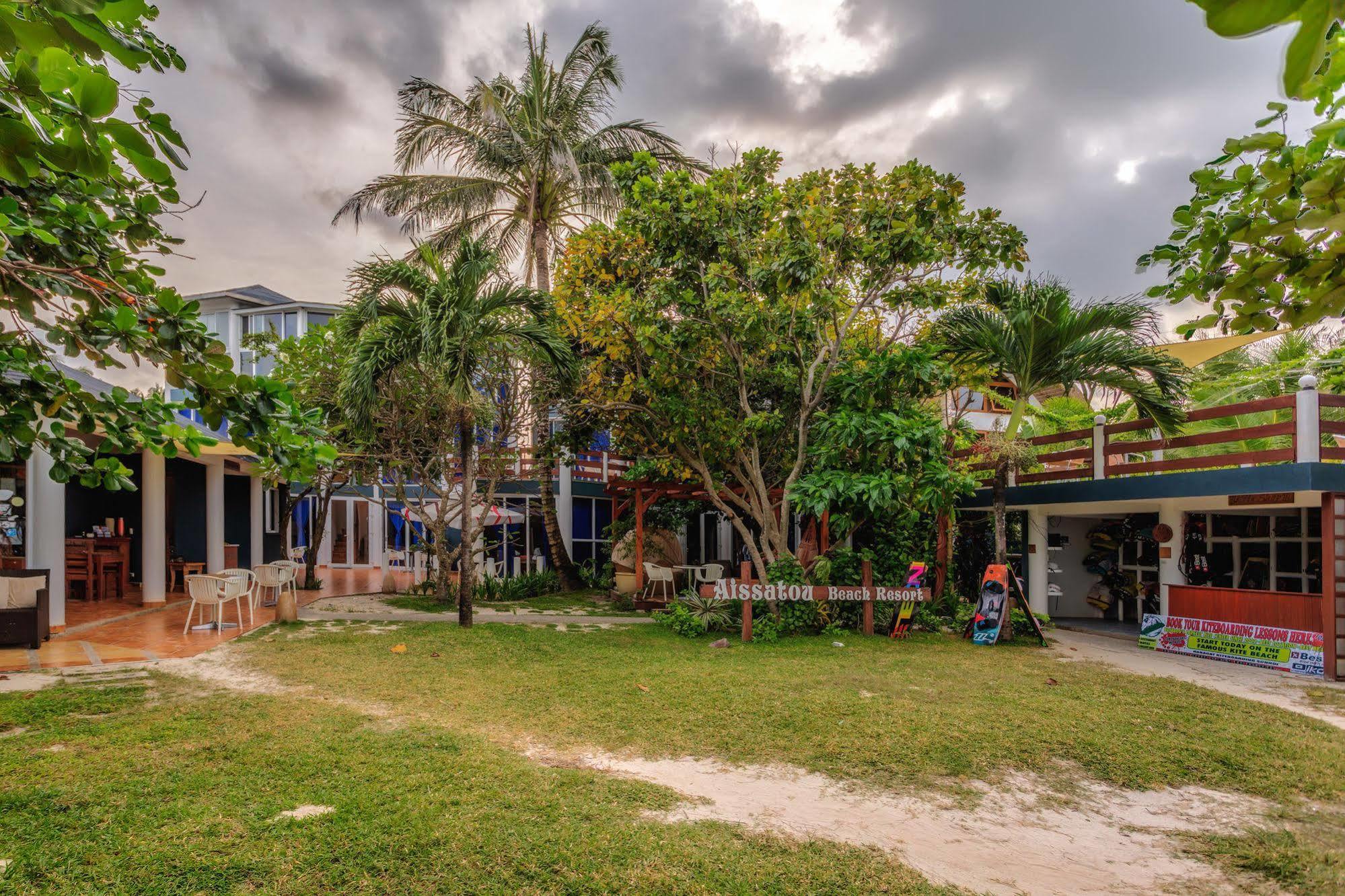 Aissatou Beach Resort Balabag  Bagian luar foto
