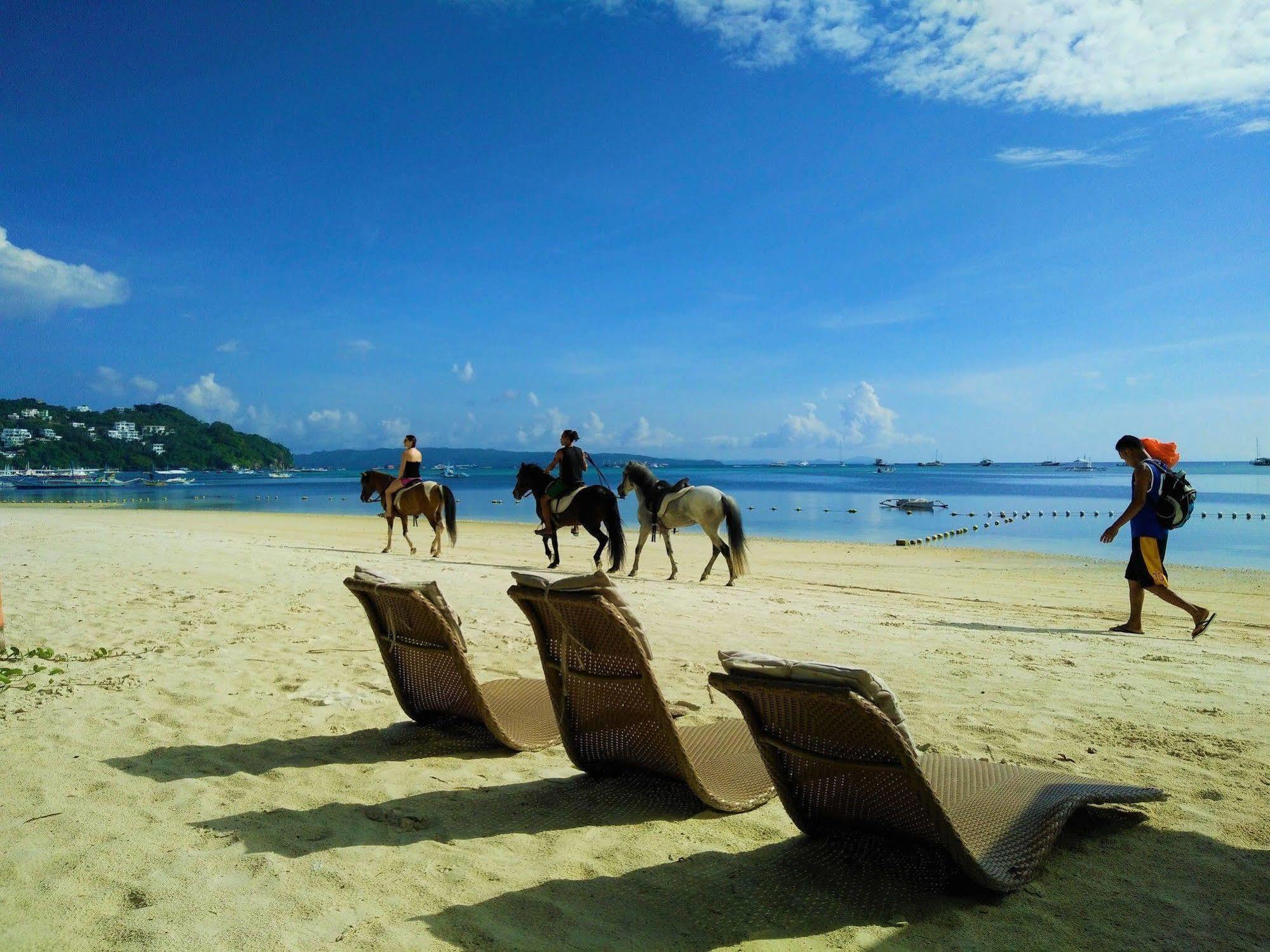Aissatou Beach Resort Balabag  Bagian luar foto